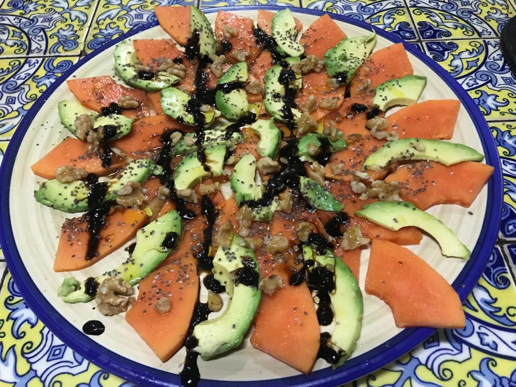 Ensalada de papaya con nueces y aguacate (Video)