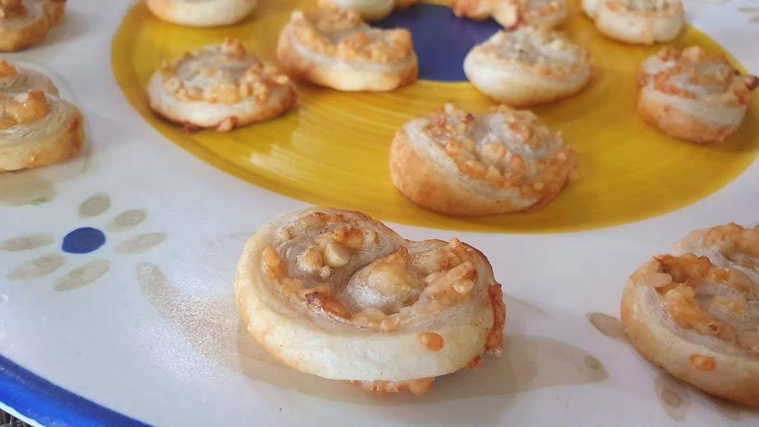 Orejitas de piñones y parmesano junto a pan con grasa